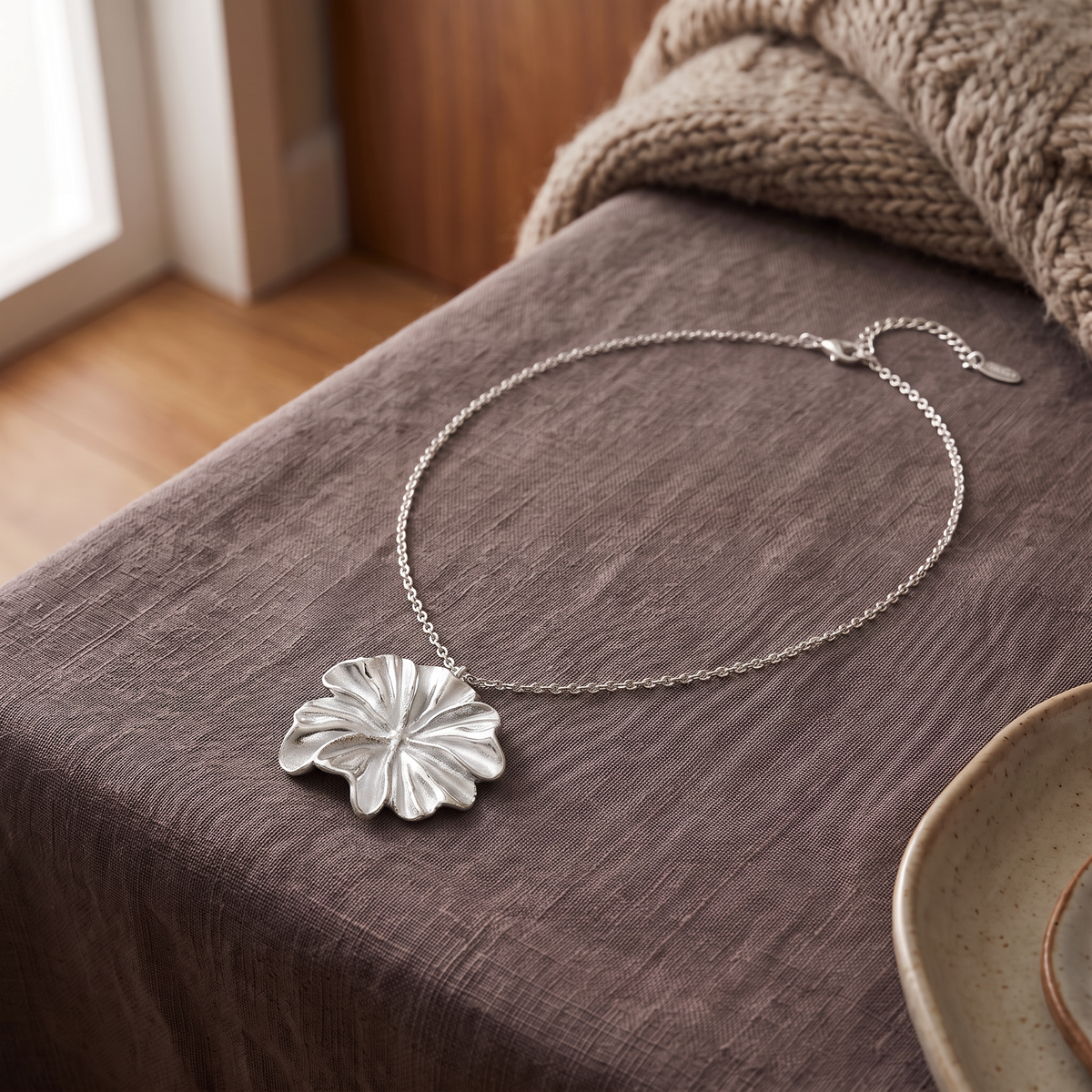Collier fleur, porté en tenue, argenté