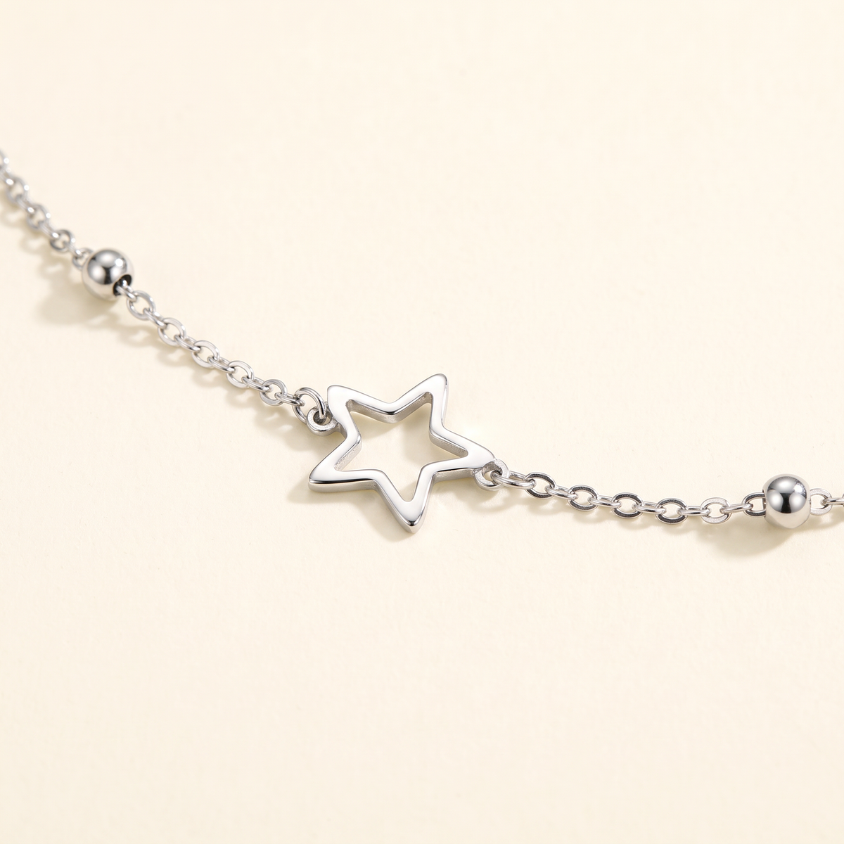Collier ras de cou étoile, détail du motif, argenté