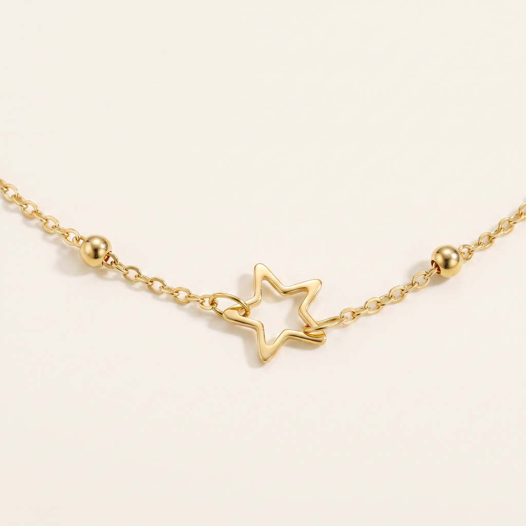Collier ras de cou étoile, détail du motif, doré