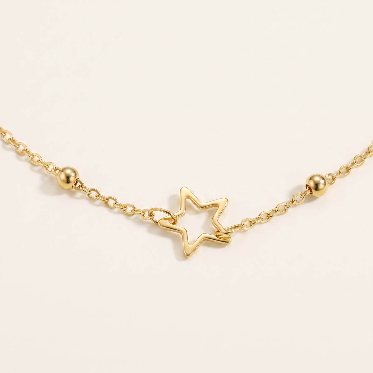 Collier ras de cou étoile, détail du motif, doré