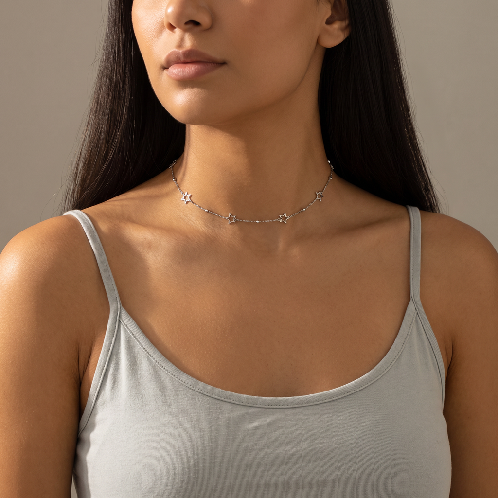 Collier ras de cou étoile, porté mi-corps, argenté