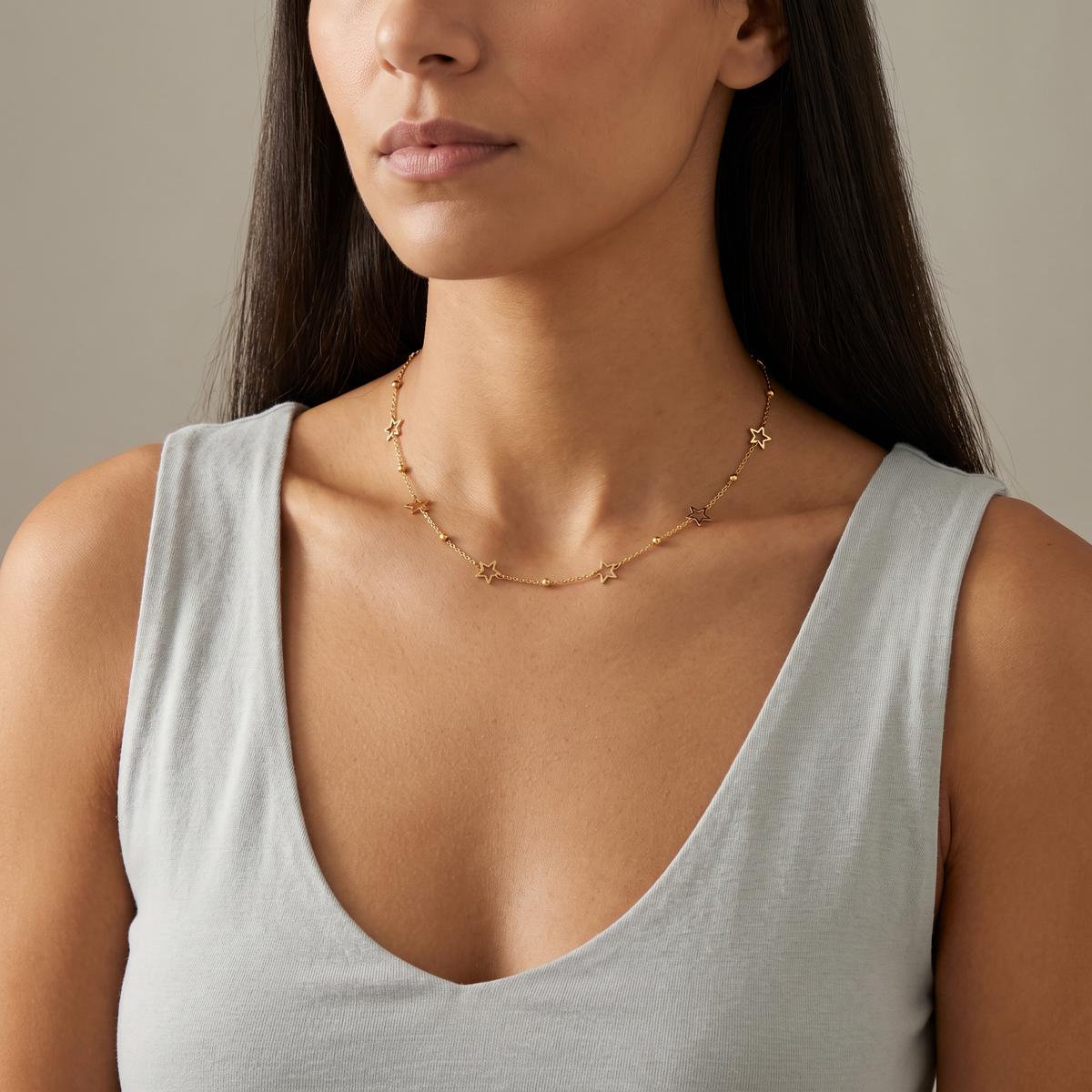 Collier ras de cou étoile, porté mi-corps, doré