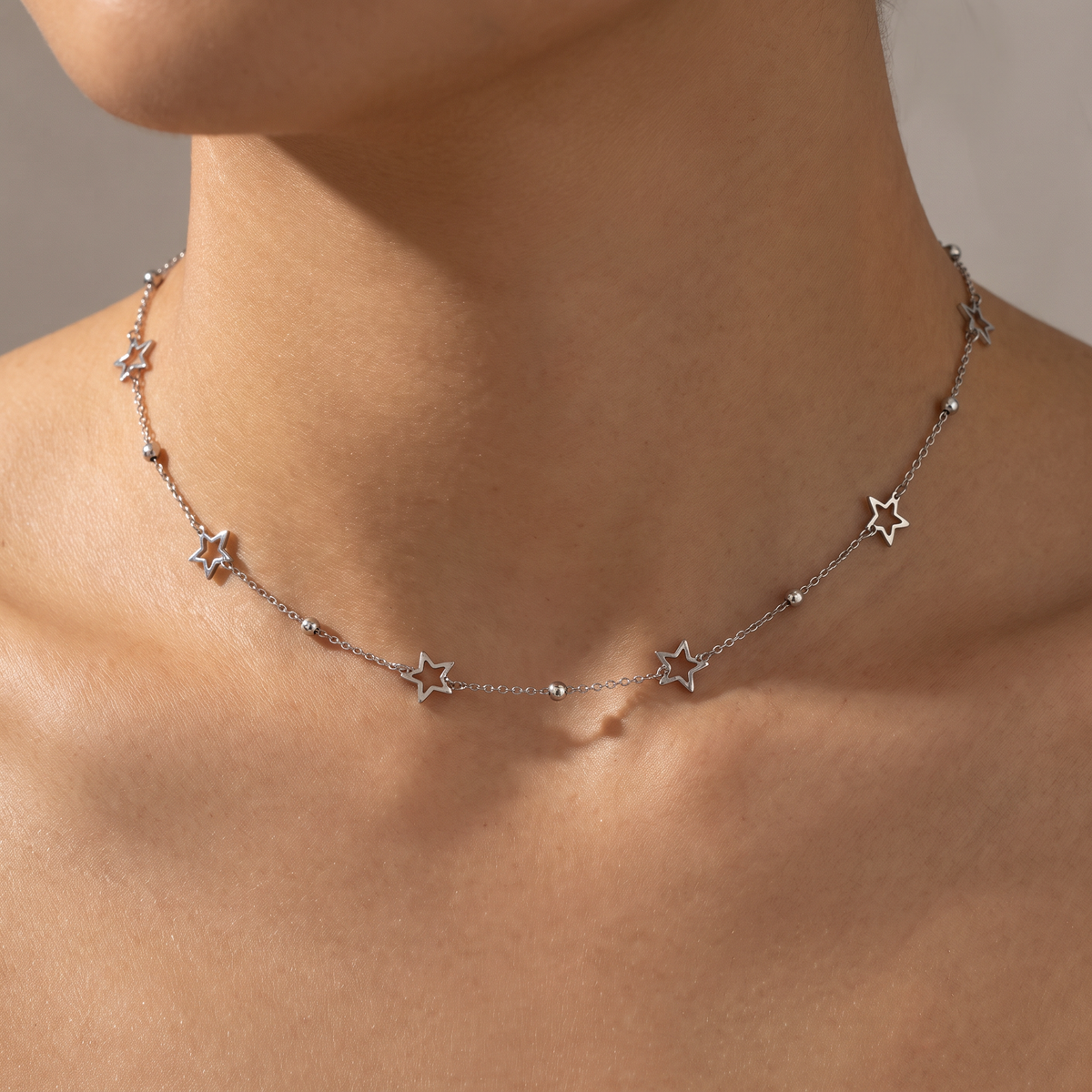 Collier ras de cou étoile, porté, argenté