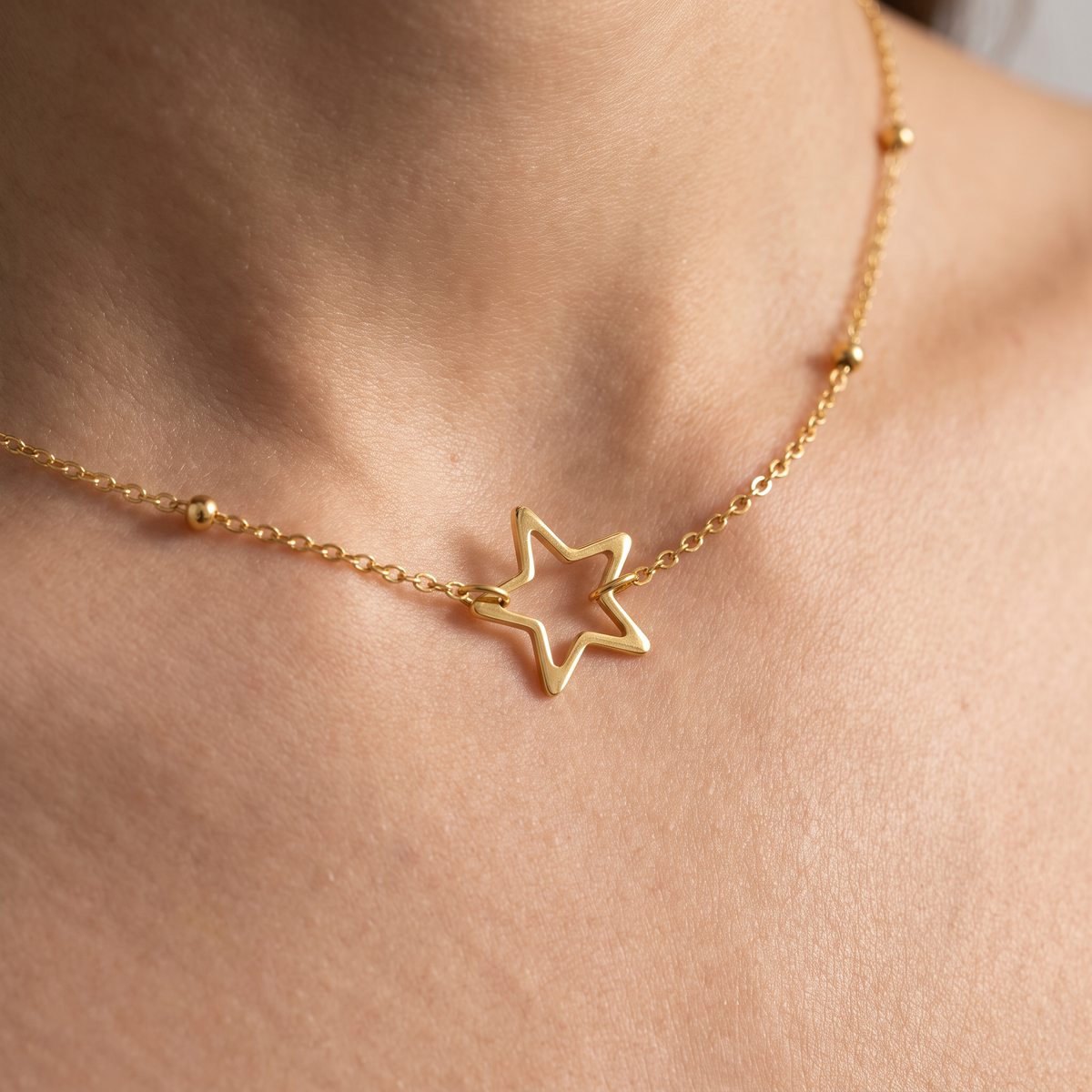 Collier ras de cou étoile, porté, doré