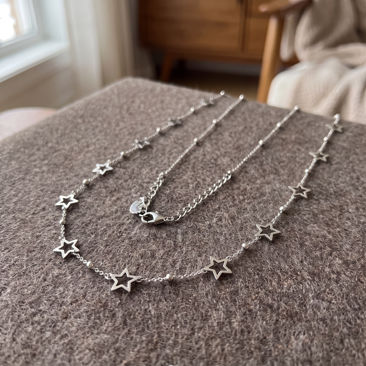 Collier ras de cou étoile, porté en tenue, argenté