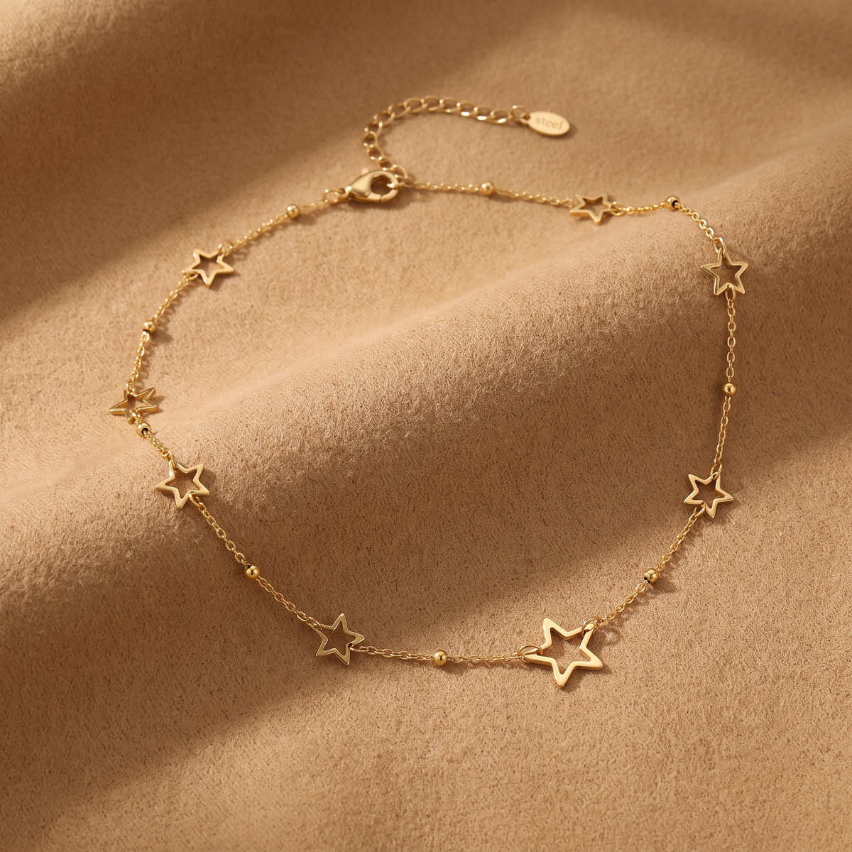 Collier ras de cou étoile, porté en tenue, doré