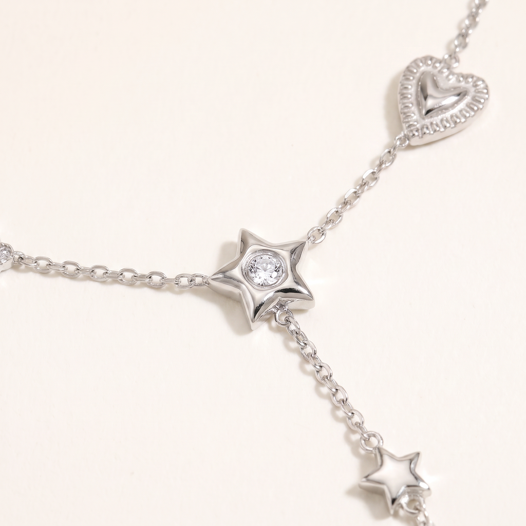Collier cœur et étoile à strass, détail du motif, argenté
