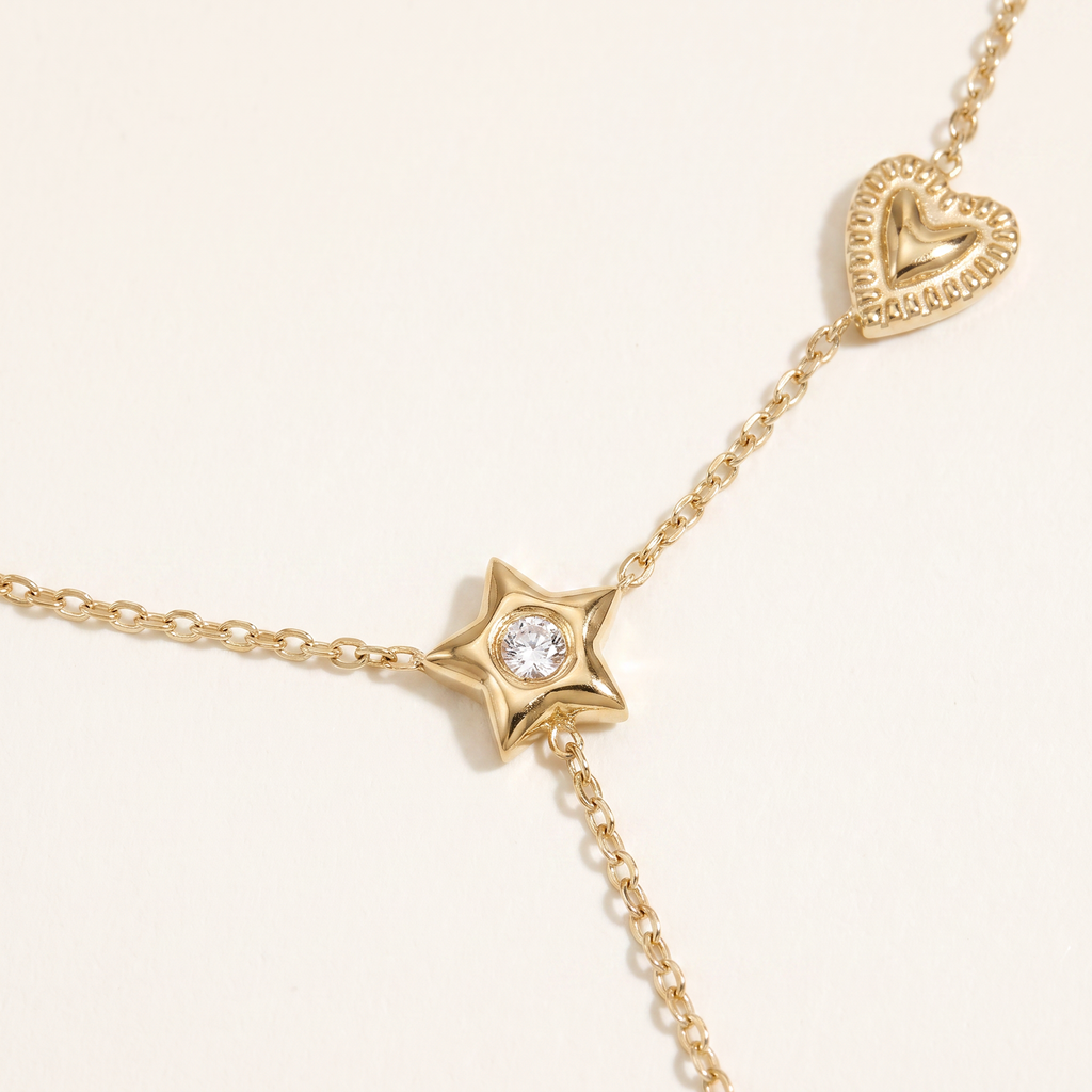 Collier cœur et étoile à strass, détail du motif, doré