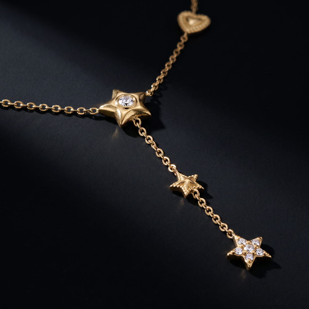 Collier cœur et étoile à strass, motif en gros plan
