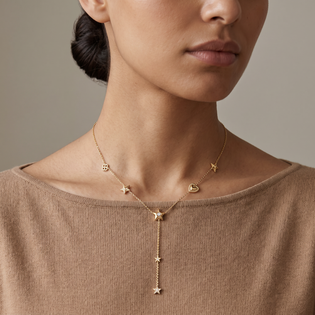Collier cœur et étoile à strass, porté mi-corps