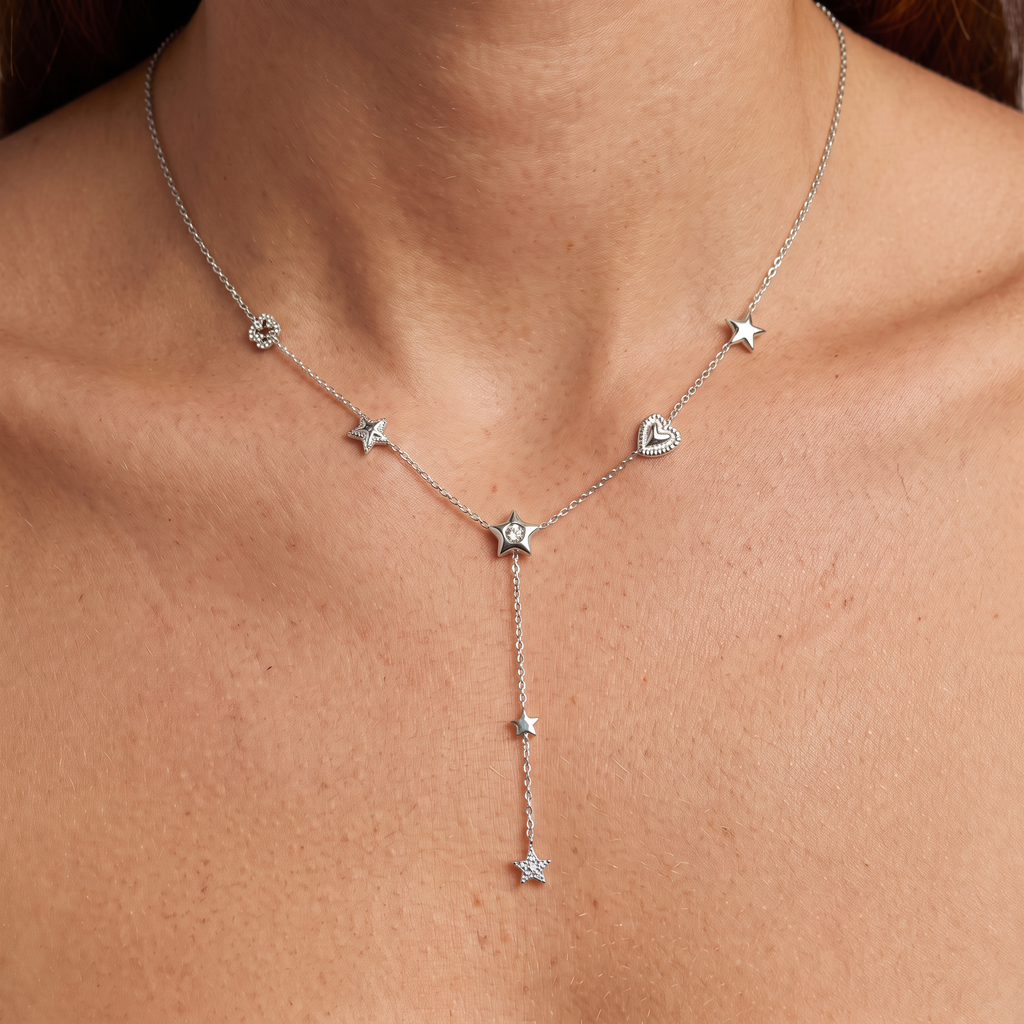 Collier cœur et étoile à strass, porté, argenté