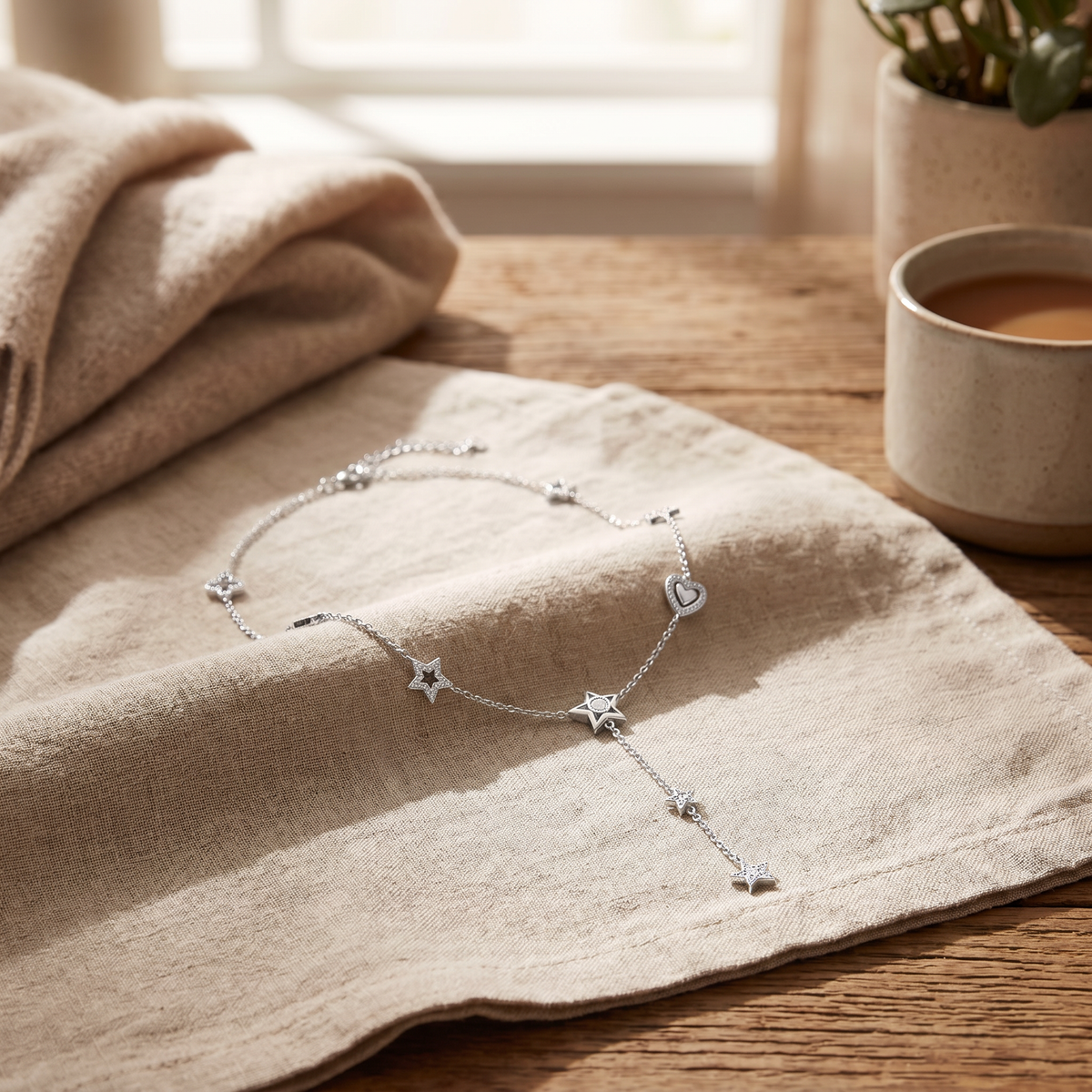 Collier cœur et étoile à strass, porté en tenue, argenté