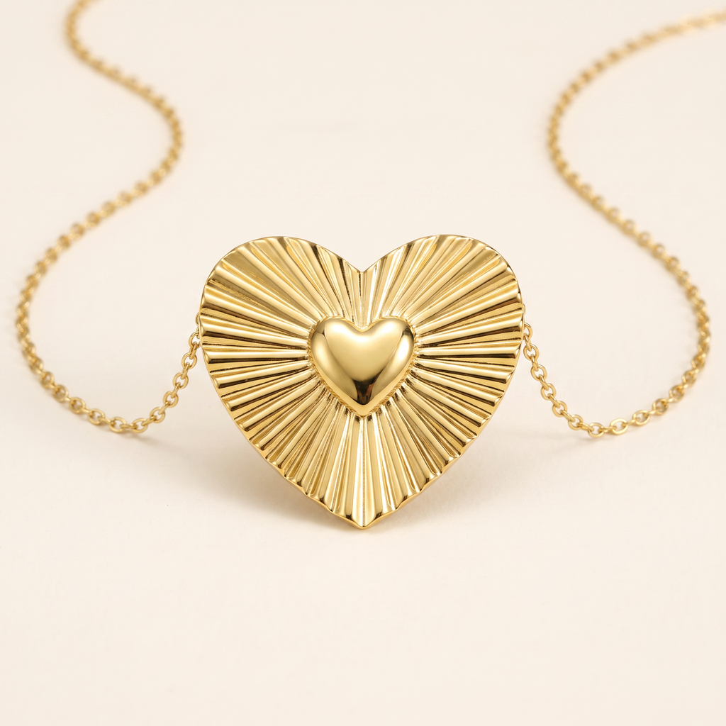 Collier cœur doré rayonnant, détail du motif