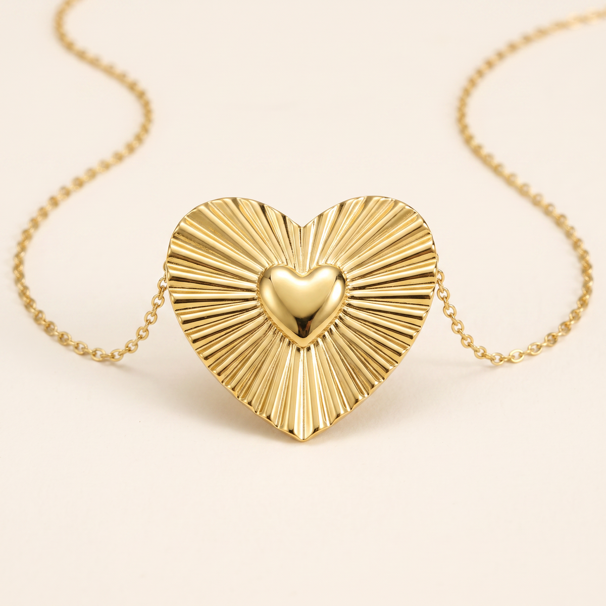Collier cœur doré rayonnant, détail du motif