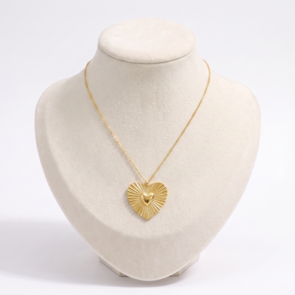 Collier cœur doré rayonnant, vue de face