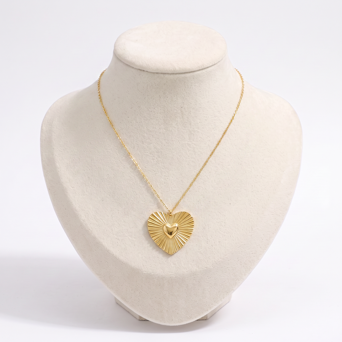 Collier cœur doré rayonnant, vue de face
