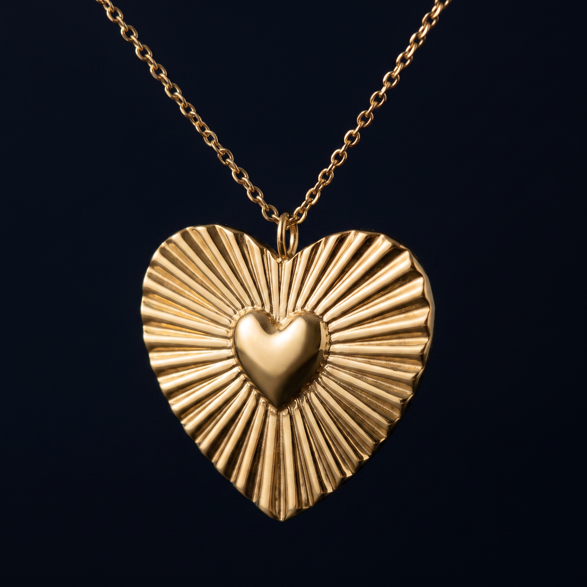 Collier cœur doré rayonnant, motif en gros plan
