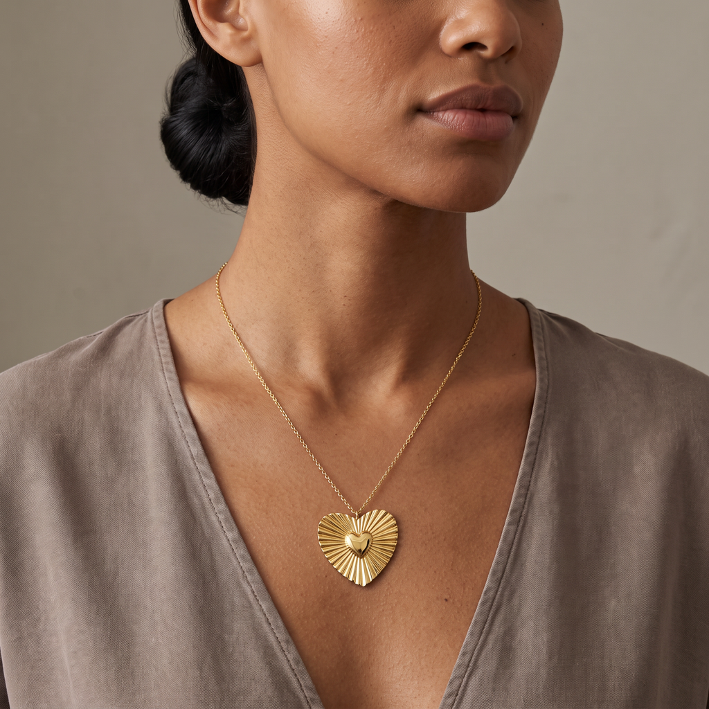 Collier cœur doré rayonnant, porté mi-corps