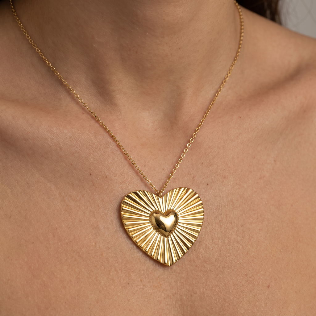 Collier cœur doré rayonnant, porté