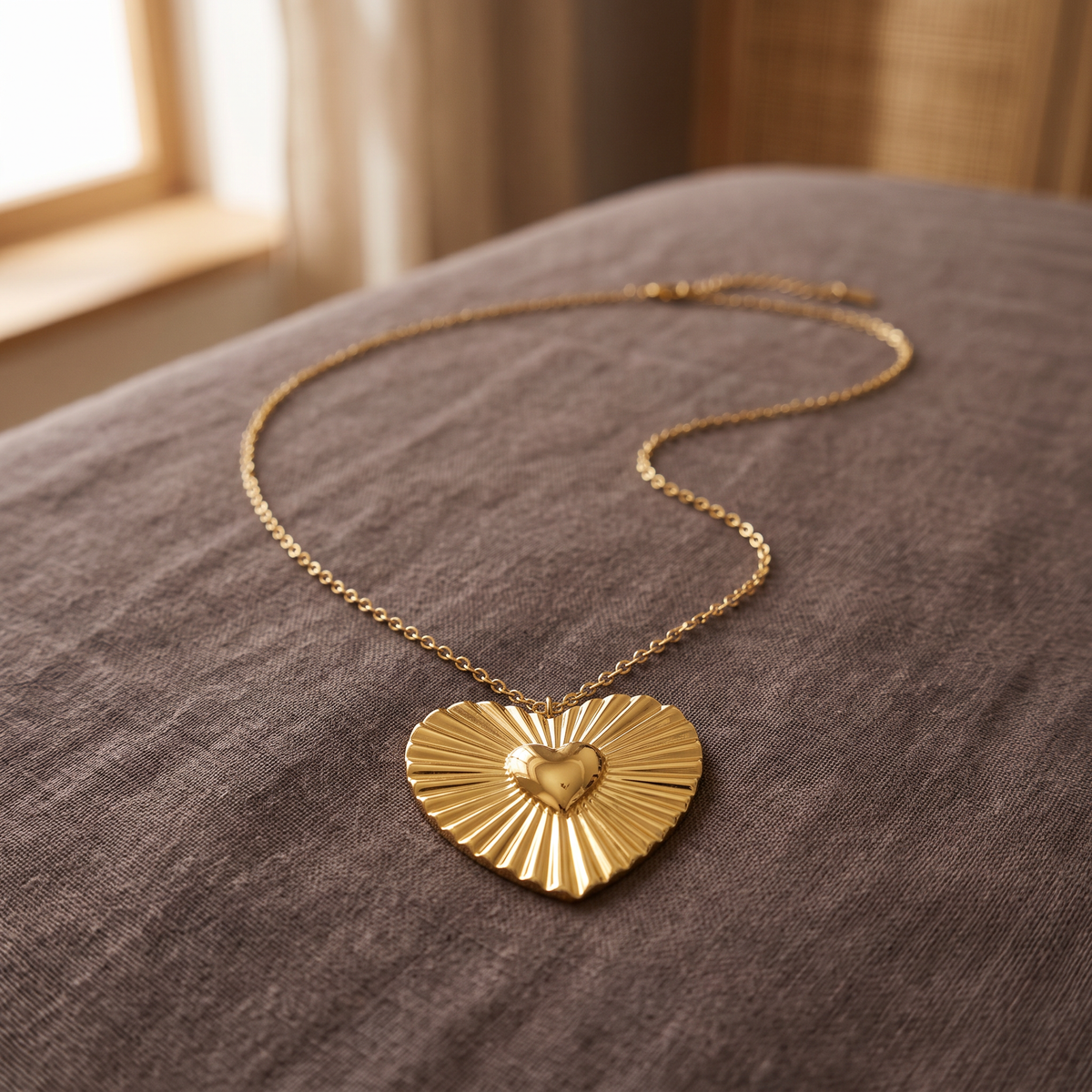 Collier cœur doré rayonnant, porté en tenue