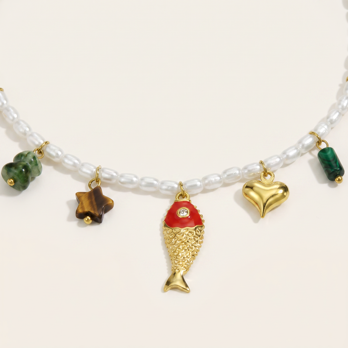 Collier poisson en émail à breloques, détail du motif