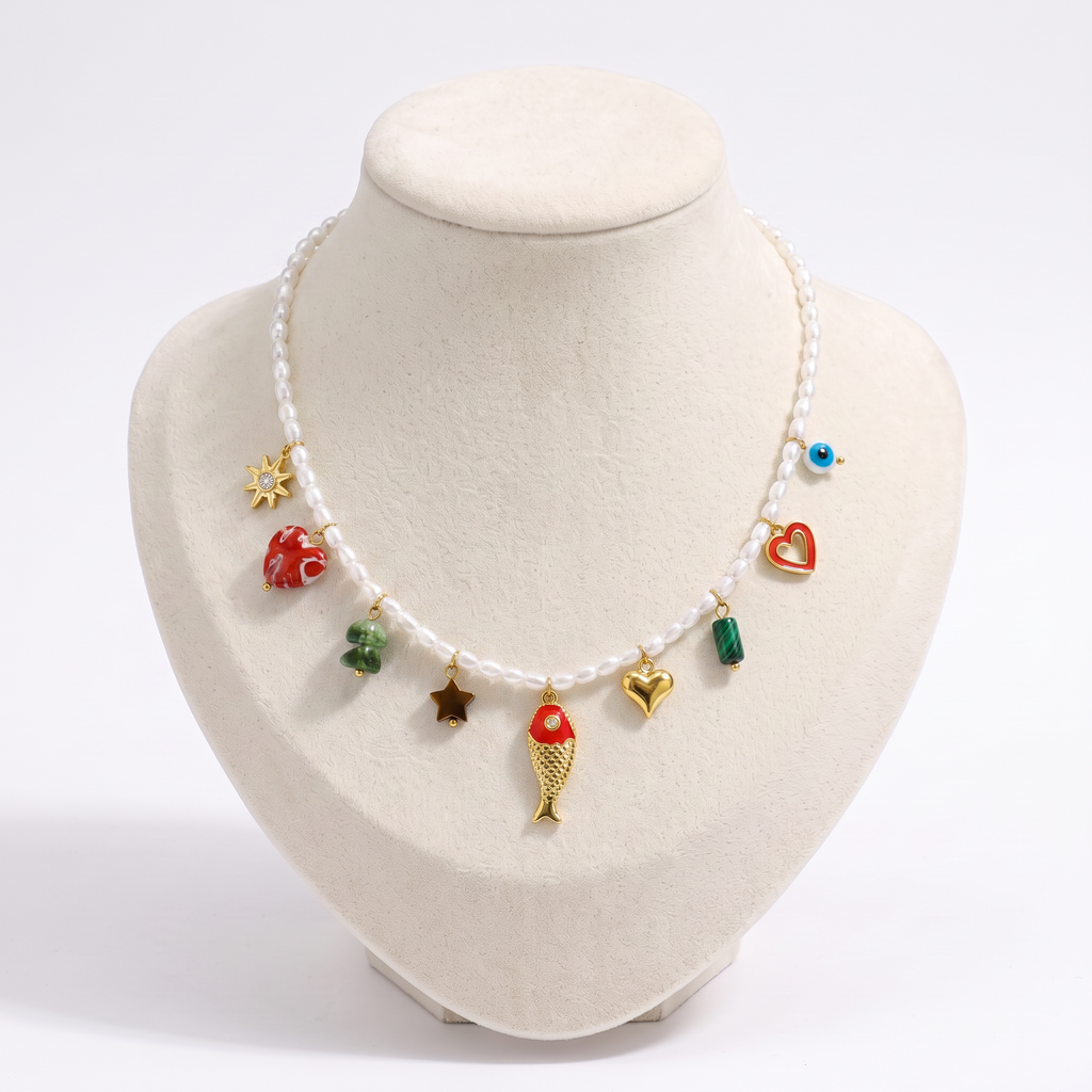Collier poisson en émail à breloques, vue de face