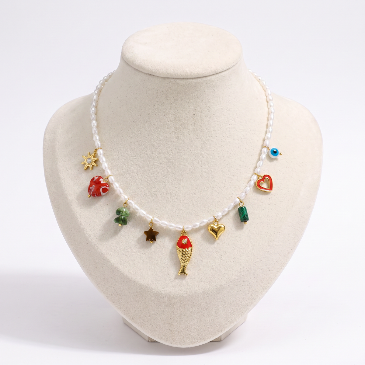 Collier poisson en émail à breloques, vue de face