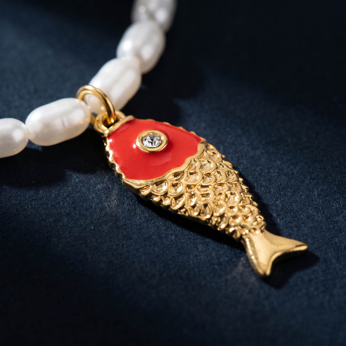 Collier poisson en émail à breloques, motif en gros plan
