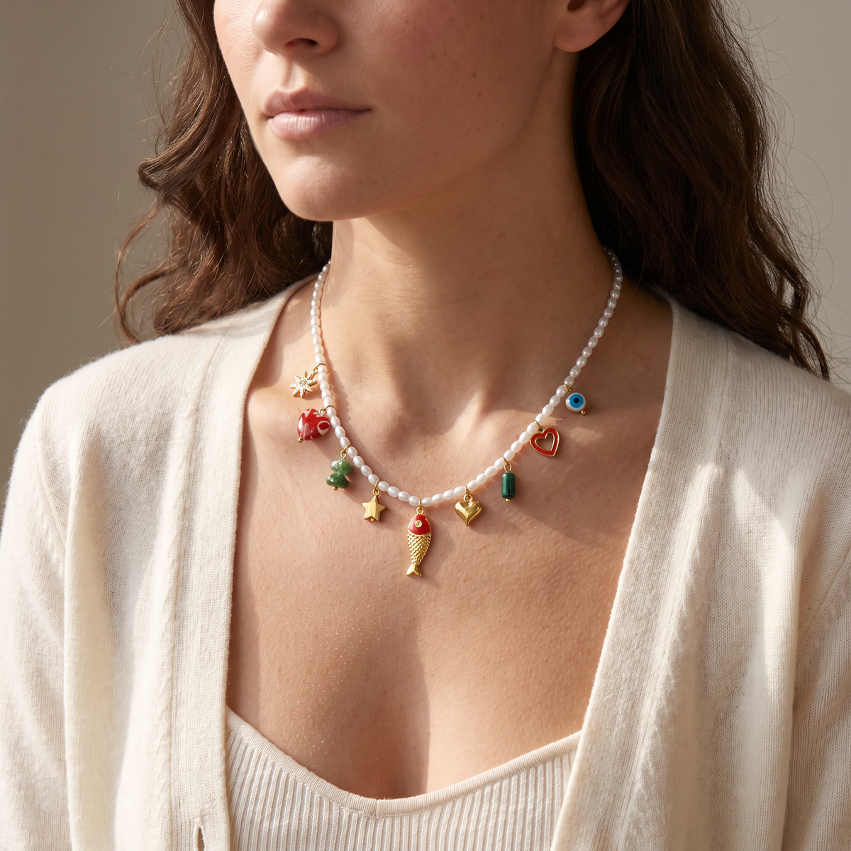 Collier poisson en émail à breloques, porté mi-corps