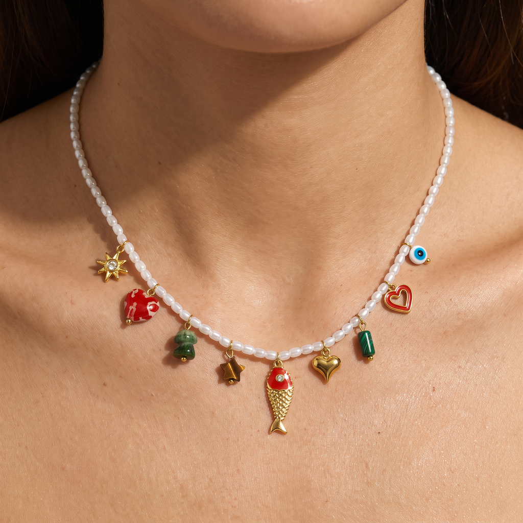 Collier poisson en émail à breloques, porté