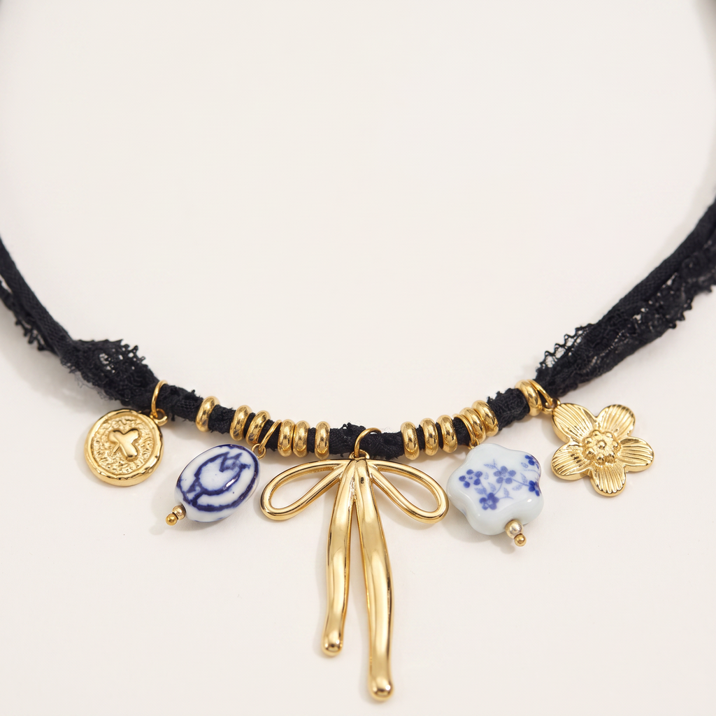 Collier foulard tressé doré, détail du motif