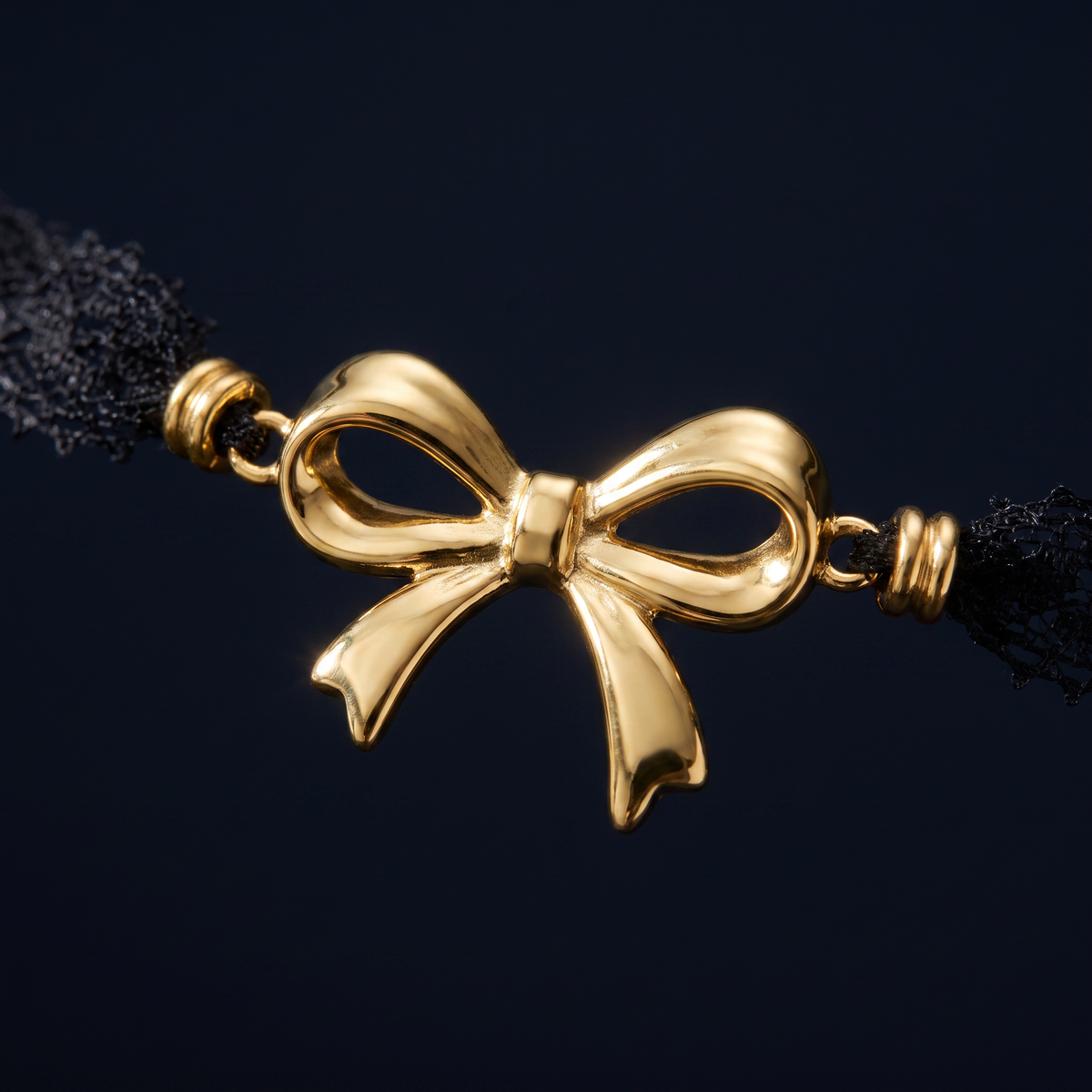 Collier foulard tressé doré, motif en gros plan