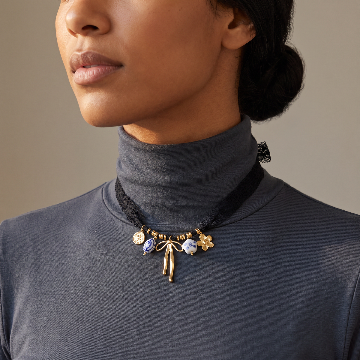 Collier foulard tressé doré, porté mi-corps