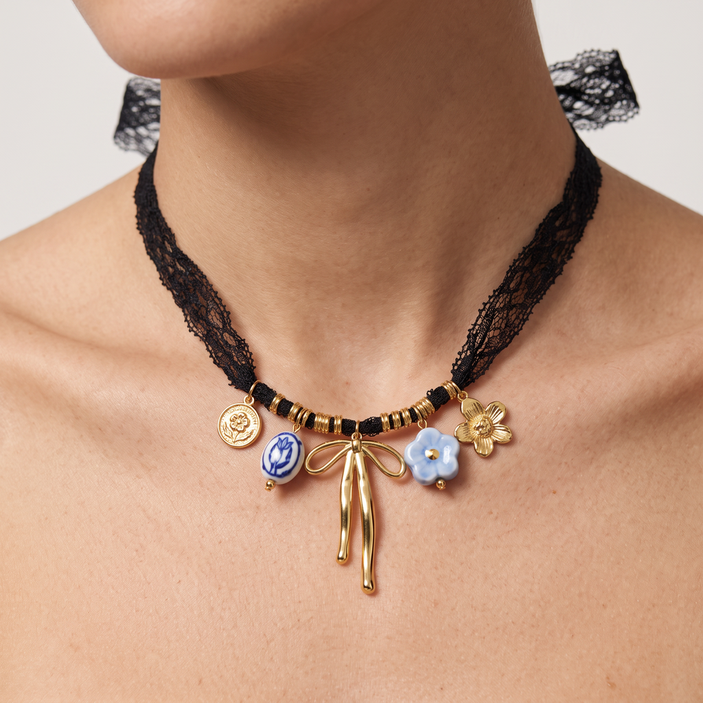 Collier foulard tressé doré, porté