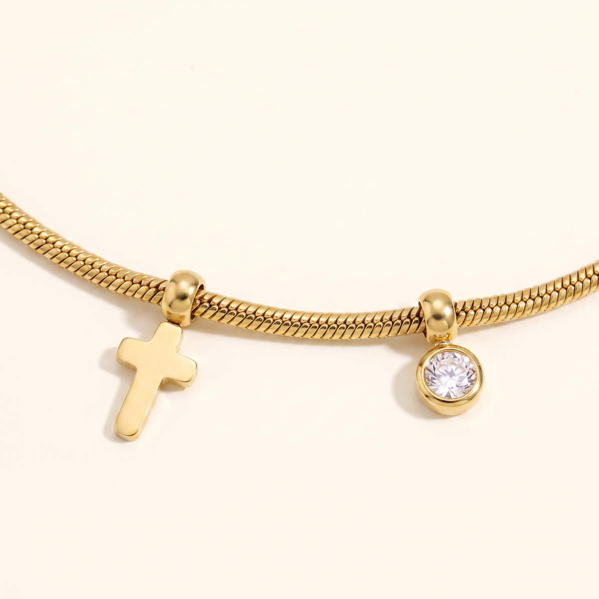 Collier croix doré à strass sur chaîne, détail du motif