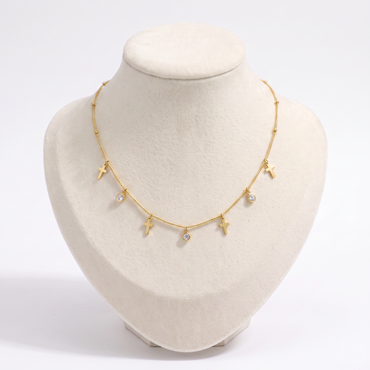 Collier croix doré à strass sur chaîne, vue de face