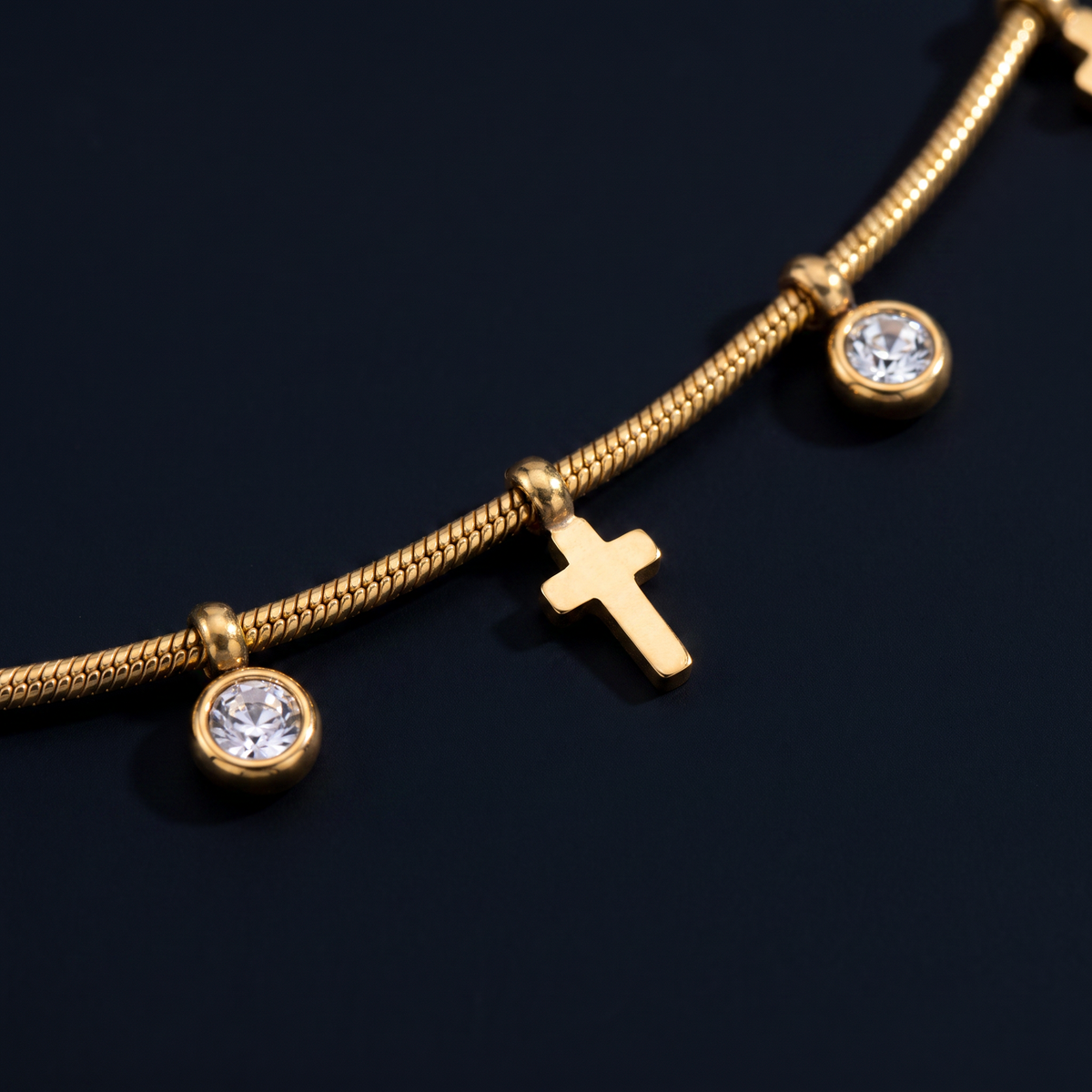 Collier croix doré à strass sur chaîne, motif en gros plan