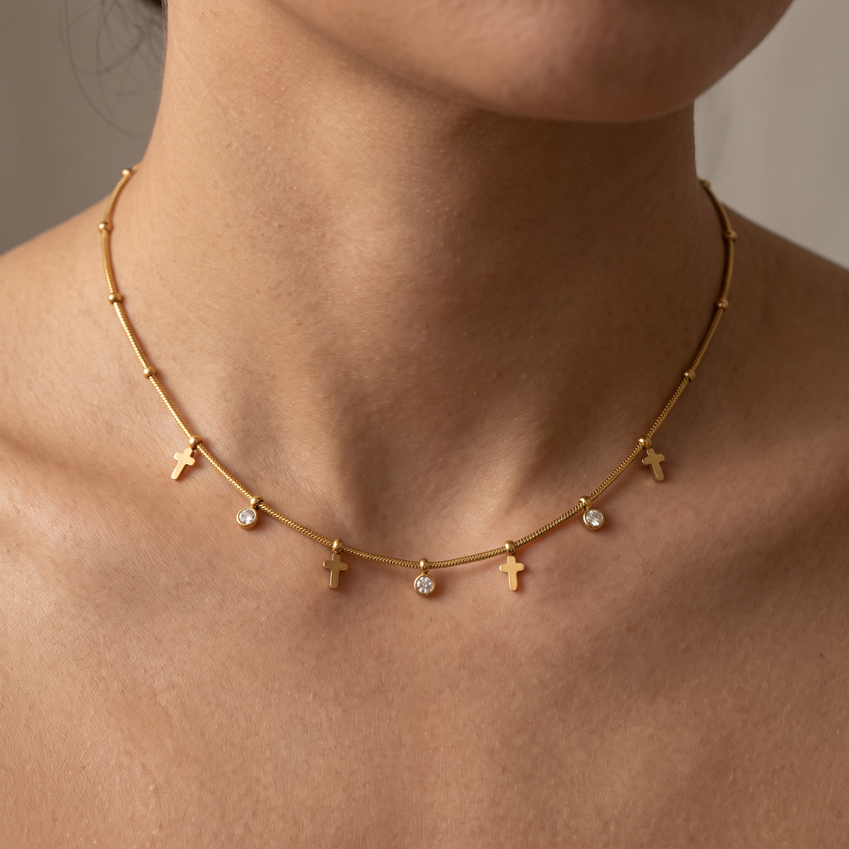 Collier croix doré à strass sur chaîne, porté