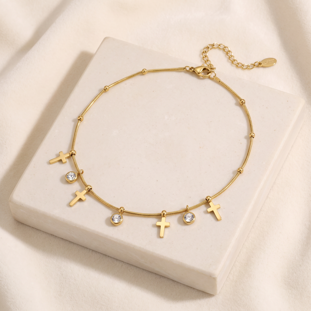 Collier croix doré à strass sur chaîne — Doré