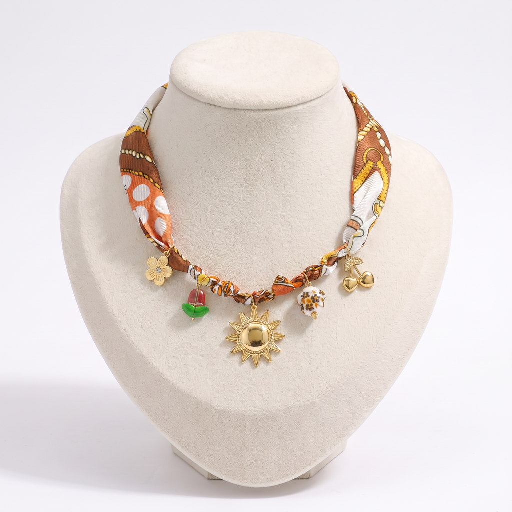 Collier doré à breloques imprimé, vue de face
