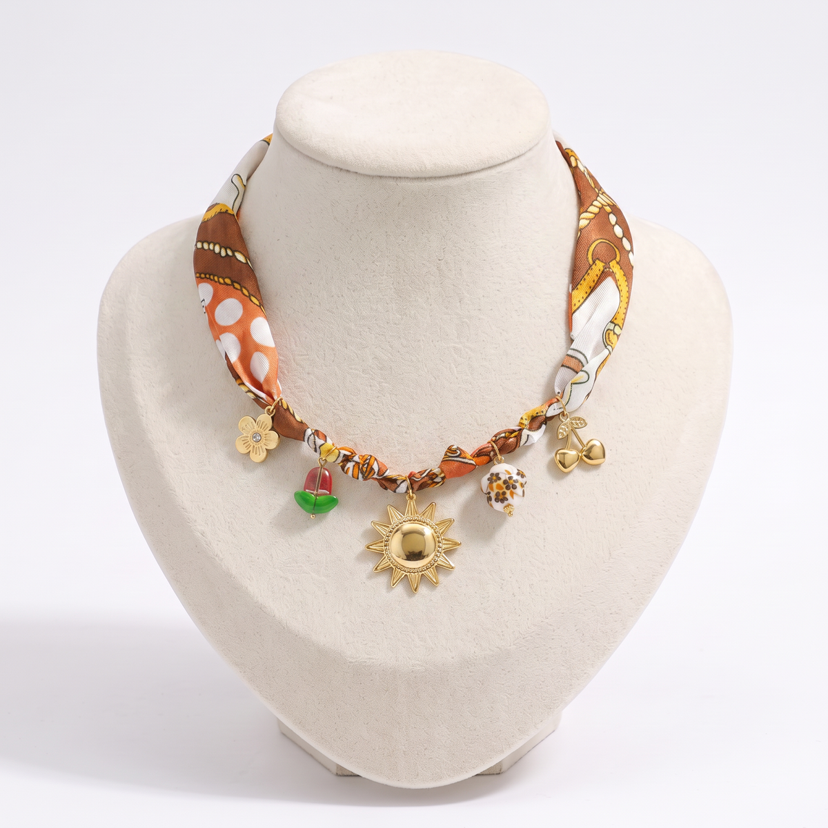 Collier doré à breloques imprimé, vue de face
