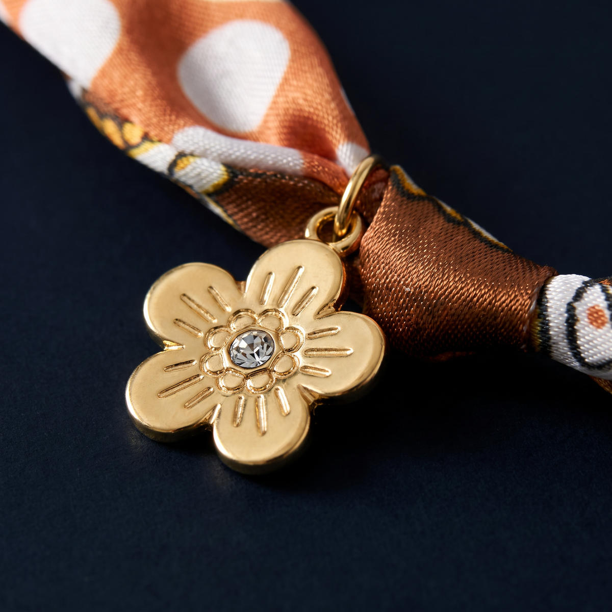 Collier doré à breloques imprimé, motif en gros plan