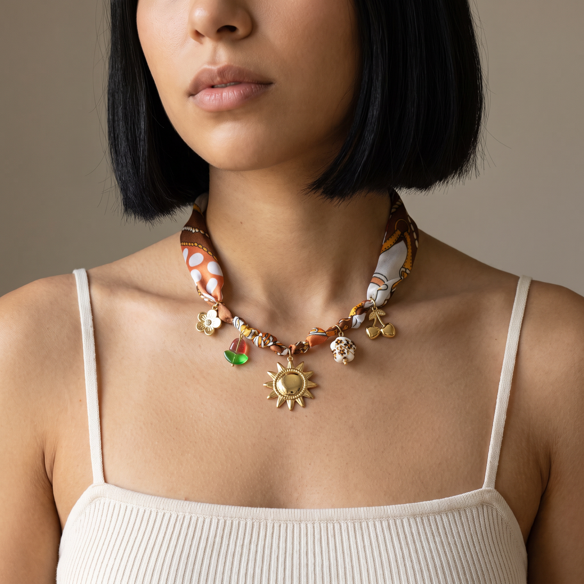 Collier doré à breloques imprimé, porté mi-corps