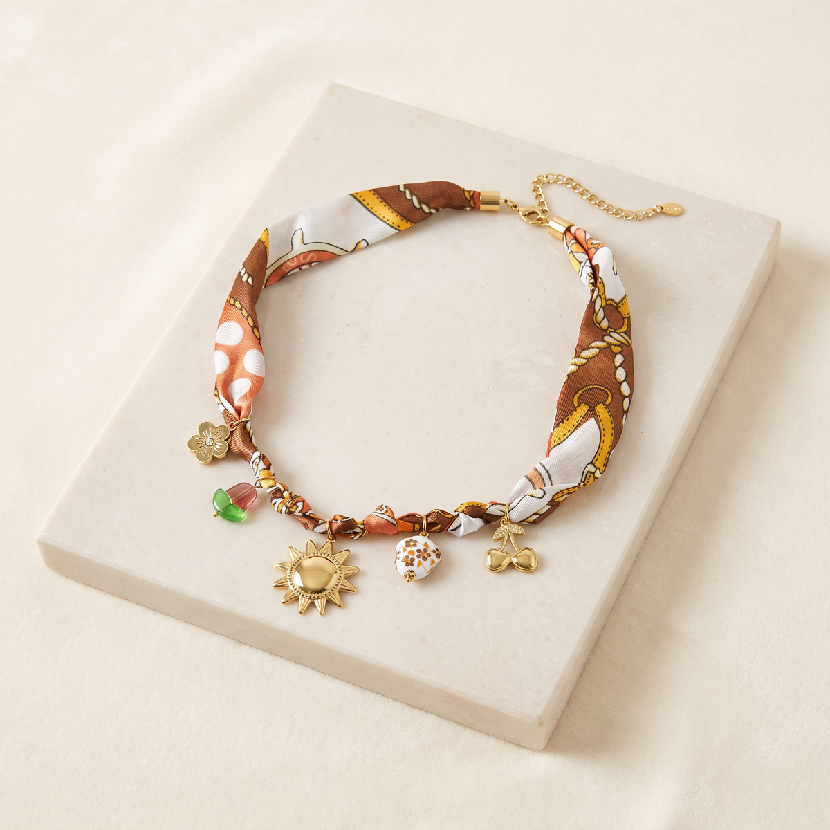 Collier doré à breloques imprimé — Marron