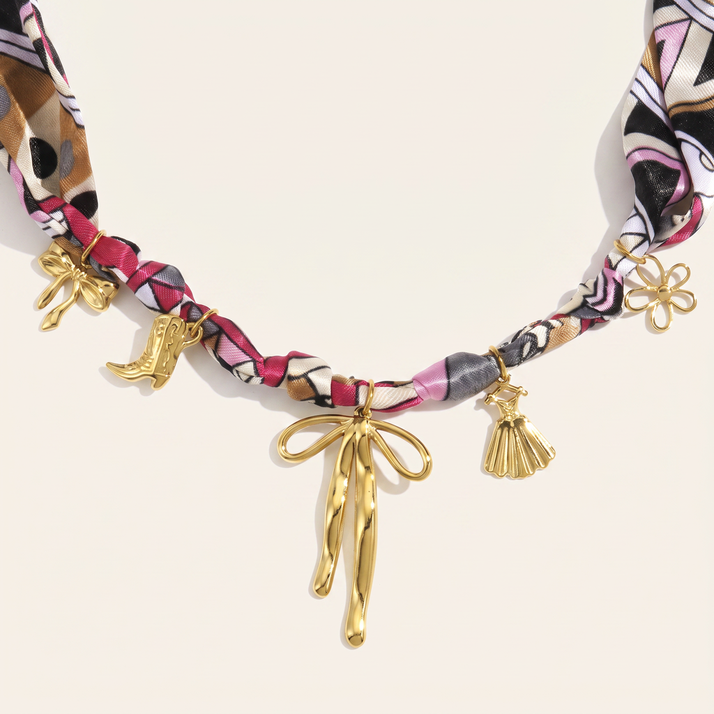 Collier foulard tressé doré esprit western, détail du motif