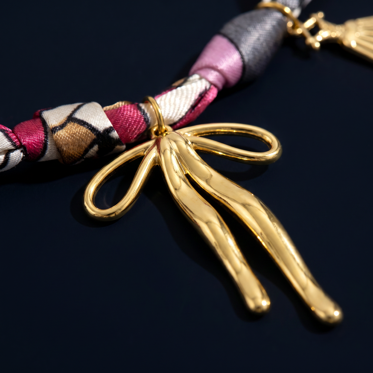 Collier foulard tressé doré esprit western, motif en gros plan