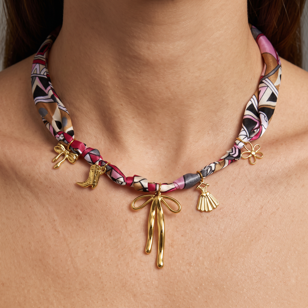 Collier foulard tressé doré esprit western, porté