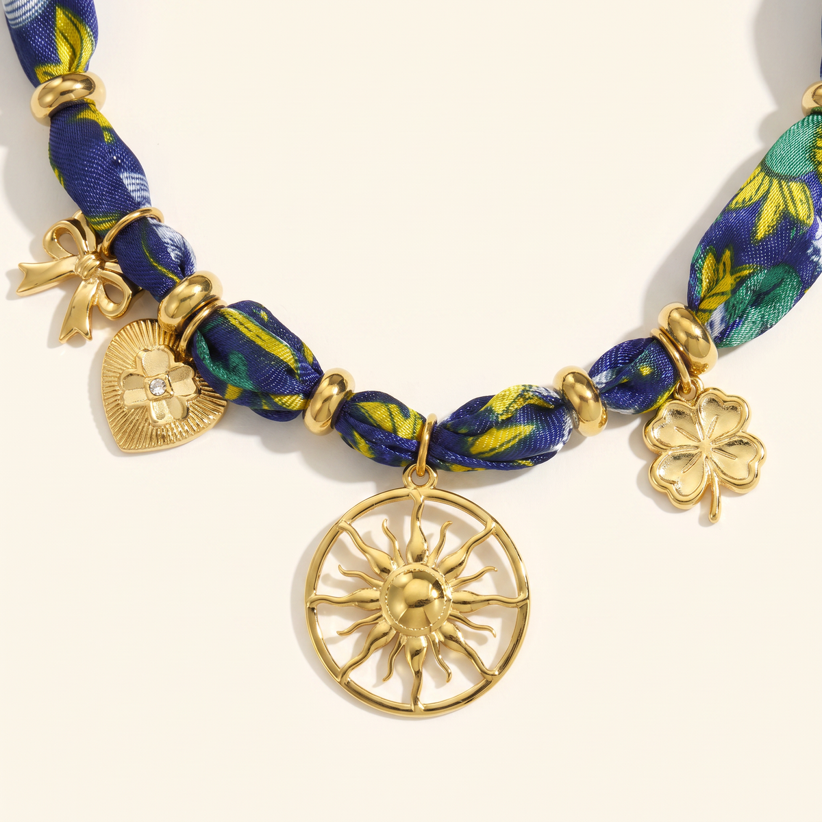 Collier cœur et soleil bleu sur cordon foulard, détail du motif