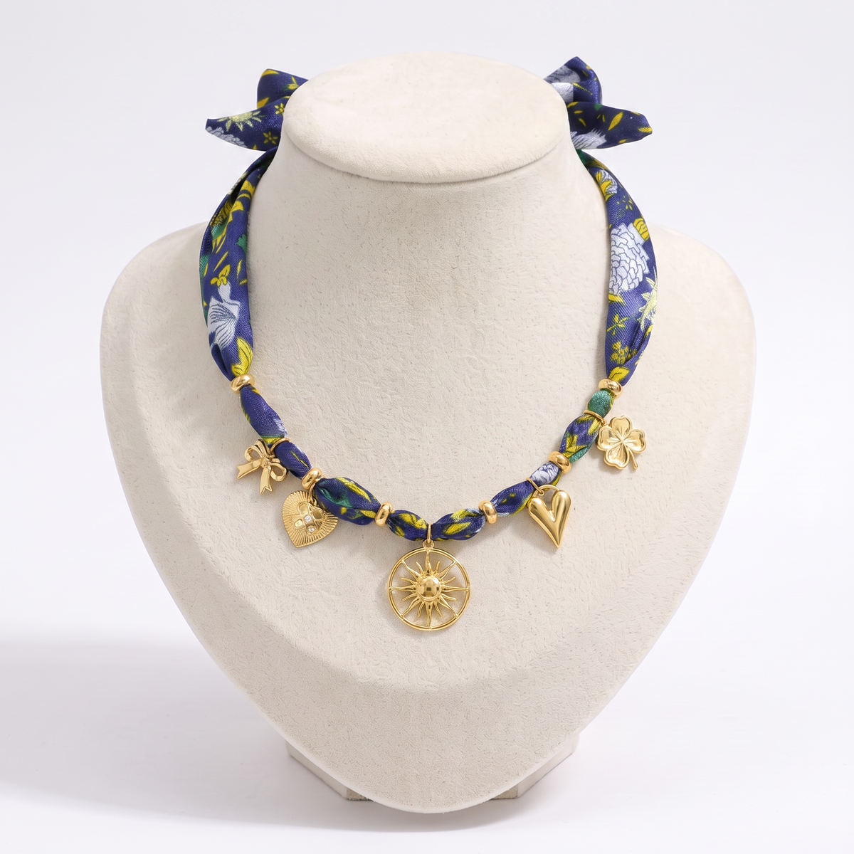 Collier cœur et soleil bleu sur cordon foulard, vue de face