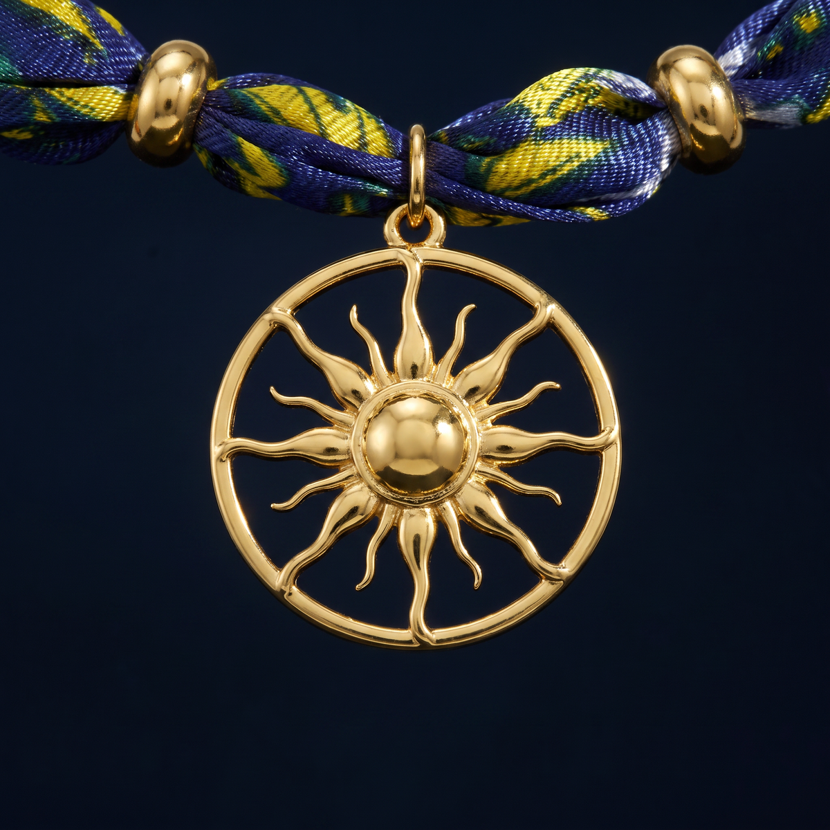 Collier cœur et soleil bleu sur cordon foulard, motif en gros plan